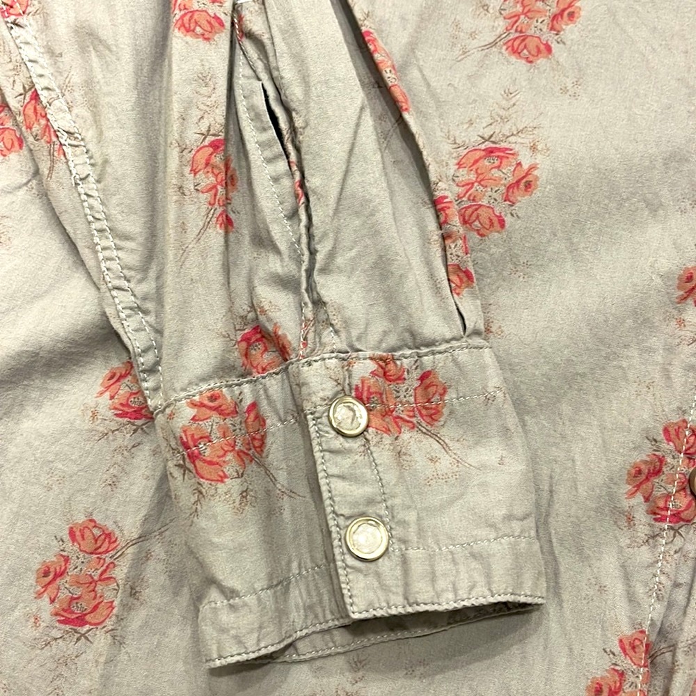 Guess Vintage Western Style Snap Gray with Red/Pink Floral Pattern- Large - Picture 5 of 9